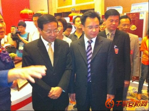 广州万市长、重庆市马常务副市长莅临安徽快马展位